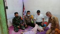 Peduli, Babinsa Koramil 04/TKT Bersama Bhabinkamtibmas dan Lurah Tanjung Raya Jenguk Warga Yang Sakit