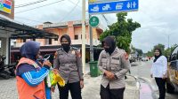 Hari Ibu Nasional, Sat Binmas Polres Kampar Berbagi Bansos dan Lakukan Pemasangan Spanduk