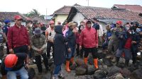 Para Pengungsi Terdampak Rob Pantura Dikunjungi Bupati Indramayu