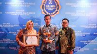 Bupati Pesawaran Terima Penghargaan UHC JKN-KIS Dari Award Presiden RI