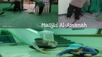 Bhabinkamtibmas Polsek Dayeuhkolot Bantu Bersihkan Masjid Al Amanah Palasari