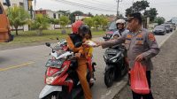 Ramadhan Berbagi, Pengendara di Depan Mapolres Lamsel Jadi Sasaran