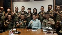 Aksi Sosial Prawiro IGMP dan Laskar Siliwangi Bagi Nasi Bungkus di Jalanan