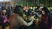 Aksi Polisi Cantik Bagikan Bingkisan Untuk Pemudik Cilik di Pelabuhan Bakauheni