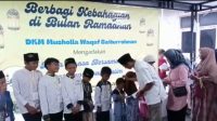 Kades Mekargading dan DKM Mushola Waqaf Baiturrohman Santuni 30 Anak Yatim Piatu