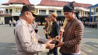 Kapolresta Cilacap Berikan Penghargaan Kepada Pemenang Lomba Satkamling Tingkat Polresta Cilacap