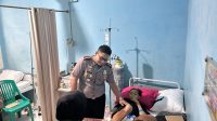 Hari Kedua Menjabat Kapolres Lamsel Besuk Warga Sakit Kanker Tulang dan Tumor Mata