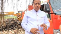 DLH Bekasi Lakukan Pembersihan Pembuangan Sampah Liar yang Menumpuk