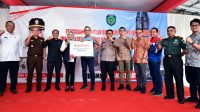 Bantuan Drum Aspal Diserahkan PT KPI RU VII Balongan ke Bupati Indramayu
