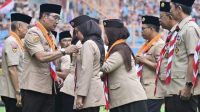 Bupati NinaTerima Lencana Darma Bakti di HUT Pramuka ke-62