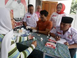 Arenas 08 Jalankan Perintah Prabowo Bagikan Makanan Susu dan Pengobatan Gratis