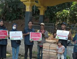 Peduli Satwa, Apik Mandiri Beri Makan Ratusan Kera