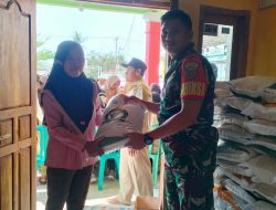 Babinsa Purwotani Monitoring Penyaluran Bantuan Beras di Wilayah Binaan