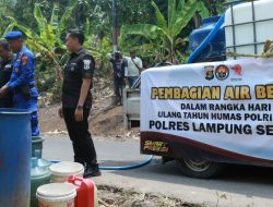 Kelangkaan Air,Polres Lamsel Bagikan Air Bersih ke Warga Kayutabu