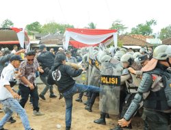 Simulasi,Massa Tolak Hasil Pemilu Lalu Serbu Kantor KPU Tulang Bawang Barat
