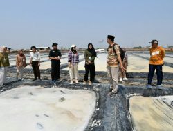 RU VI Balongan Gulirkan Dana Bantu Pesantren Assalafia Budidaya Tambak Garam