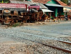Petugas Palang Perlintasan Lalai,Truk Dicium kereta Api