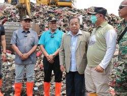 Gani Muhamad Tutup Tempat Pembuangan Sampah Liar Bintara