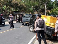 Polisi Pangandaran Sigap Bantu Kendaraan Masuk Got