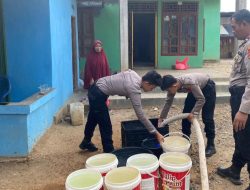 Keterbatasan Air Bersih Warga Blambangan Umpu Disuplai Polres Way Kanan