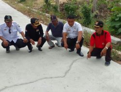 Warga Suka Marga Protes Jalan Rabat Beton Diduga Dikerjakan Asal Jadi