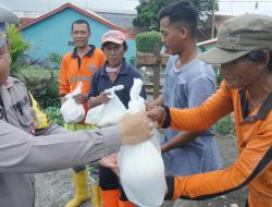 Polresta Cilacap Bagikan Sembako kepada Masyarakat di Jumat Berkah Satlantas