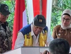 Didampingi Nina dan Dewa,Basuki Resmikan Jembatan Gantung Baleraja