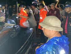 Satlantas Polres Lampung Utara Evakuasi Korban Kecelakaan Kereta Api Dengan Mobil