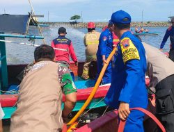 Kasat Polairud Bersama ABK Padamkan Kebakaran Kapal Compreng