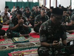 Prajurit dan PNS Korem 043/Gatam Doa Bersama