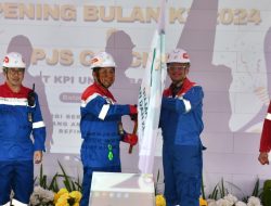 GM Pertamina Balongan Serahkan Bendera Petaka Tanda Peringatan Bulan K3