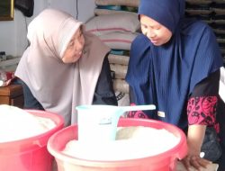 Turunnya Harga Beras di Pasar Bangkir Indramayu Disambut Sumringah Pedagang