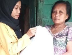 Mahasiswa UMITRA Salurkan Sembako ke Warga Korban Banjir