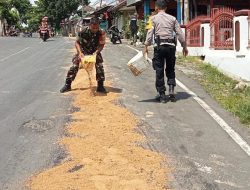 Babinsa dan Bhabinkamtibmas Gerak Cepat Bersihkan Tumpahan Solar di Jalan Raya