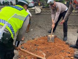 Hindari Lakalantas,Sat Lantas Polres Lampung Utara Timbun Jalan Berlubang