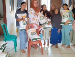 Kades Ujan Mas Saluran Bantuan Beras ke Warganya