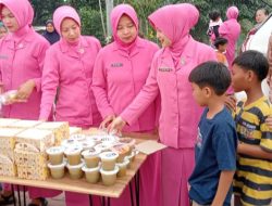 Polsek Rumpin dan Bhayangkari Bagikan Takjil kepada Warga
