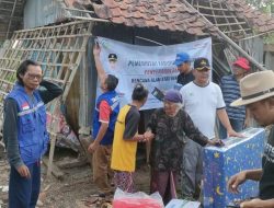 Rumahnya Tertimpa Pohon,Wasimah Terima Bantuan Pemkab Indramayu