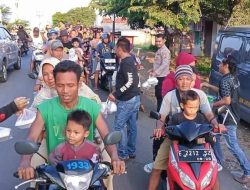 Jaguar 69 Berbagi,Ratusan Takjil Dibagikan ke Warga Kecamatan Jatibarang