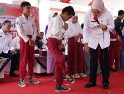 Nina Agustina Salurkan Sedekah Ribuan Sepatu Untuk Pelajar Yatim Piatu