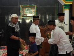 Wagub Akmil Bareng Warga Laksanakan Shalat Idul Fitri di Masjid At-Taqwa