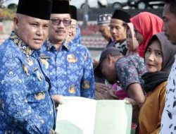Nanang Ermanto Serahkan Sertifikat Gratis Kepada Penerima Program Geserbu