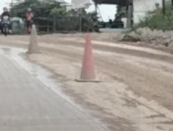 Warga Keluhkan Jalan Lintas Pekan Baru Duri, Licin Akibat Ceceran Tanah