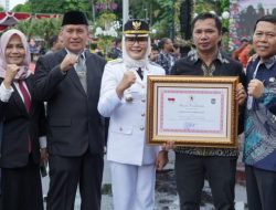 HUT Otda ke-28,Bupati Indramayu Terima Penghargaan dari Mendagri