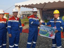 Pekerja Bagian Utilities RU VI Serahkan Santunan untuk Ponpes Nashirus Sunnah