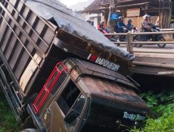 Satlantas Polresta Balam Evakuasi Korban Kecelakaan Truk Rem Blong