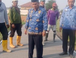 Kades Tegaltaman Monitor Langsung Pengerjaan Rabat Beton Jalan,Pastikan Qualitas