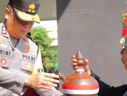 Nuansa Kearifan Lokal,Tradisi Air Suci Polda Lampung Cuci Panji Tribrata di Hari Bhayangkara