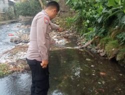 Polsek Ciomas Dibantu Warga Evakuasi Mayat di Bantaran Sungai