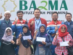 Bazma Pertamina Balongan Serahkan Gerobak Plus Isinya ke Para Pedagang